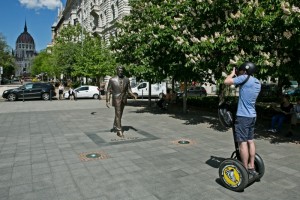 The most famous statue of an American president in Budapest,Yellow Zebra Budapest Tours,Absolute Budapest tours,guided tours,Segway Budapest, Segway tours Budapest,Hungary,Budapest,Budapest Bike Tour,Budapest walking tours, tourism Budapest,Budapest sightseeing,Budapest,Budapest food,Hungarian tourism