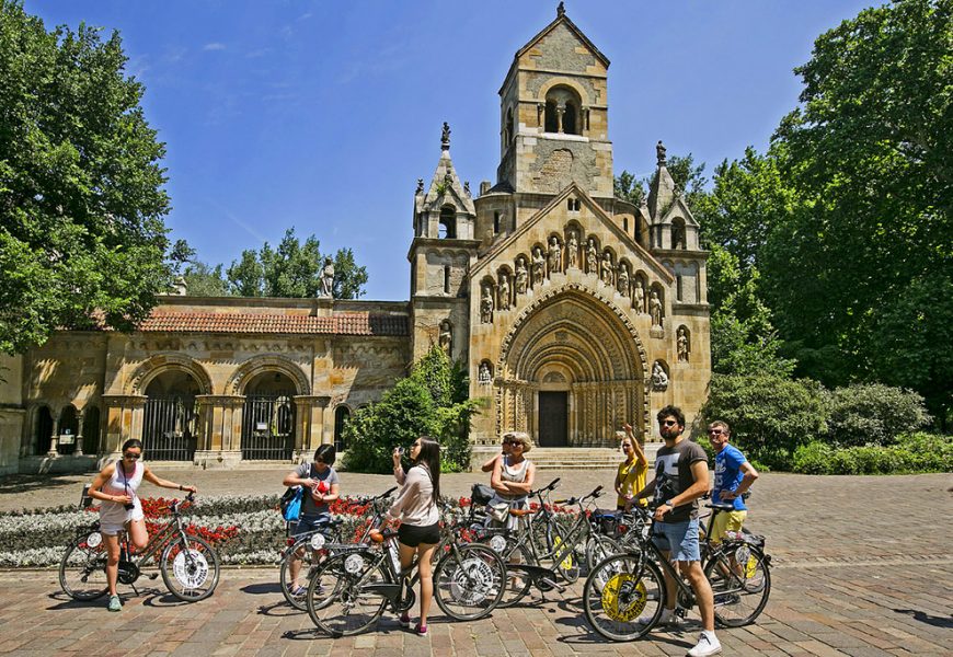 Budapest Highlights Bike Tour with Cafe Stop