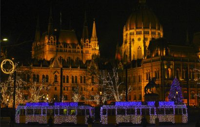 Budapest Christmas Market Tour with Basilica Visit and Mulled Wine